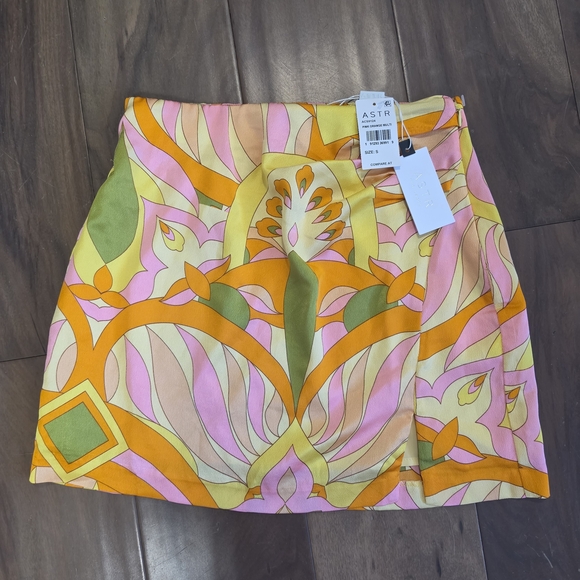 Astr Dresses & Skirts - NWT ASTR The Label Retro Floral Mini Skirt Size Small Bright Multicolor